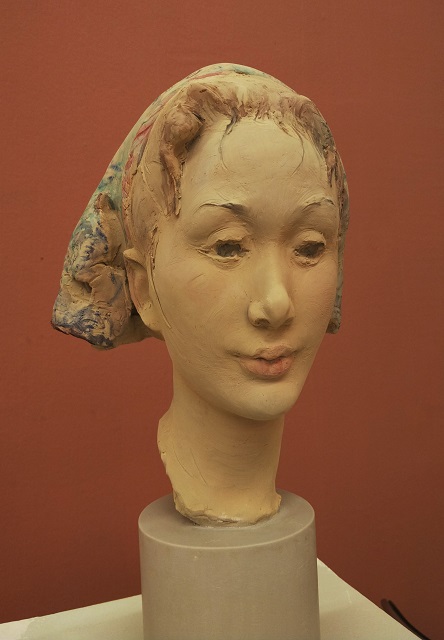 11 彭漢欽 怒族姑娘(怒族) 40×35×30cm 樹(shù)脂 2018.jpg 11 彭漢欽 怒族姑娘(怒族) 40×35×30cm 樹(shù)脂 2018.jpg