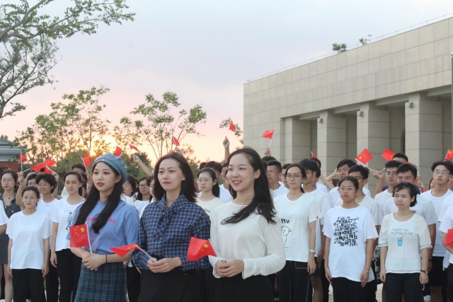 寧波財(cái)經(jīng)學(xué)院工商管理學(xué)院胡瑞千語.jpg 寧波財(cái)經(jīng)學(xué)院工商管理學(xué)院胡瑞千語.jpg