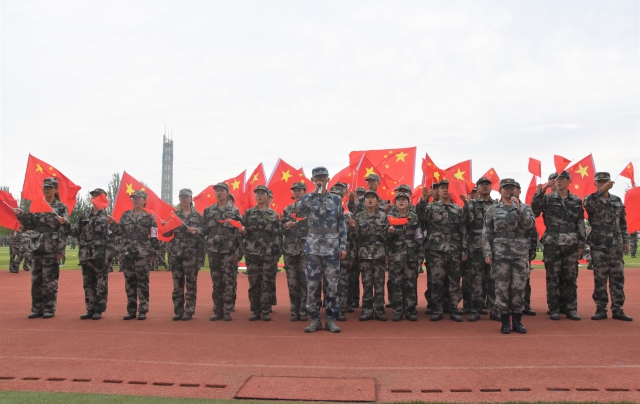 科大學(xué)學(xué)子青春告白祖國與國旗同框2.jpg 科大學(xué)學(xué)子青春告白祖國與國旗同框2.jpg