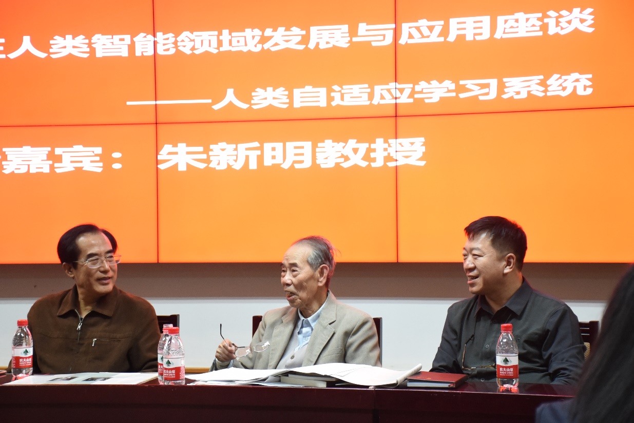 座談會現(xiàn)場。左為張彥春，中為主講人朱新明，右為曲池。.jpg
