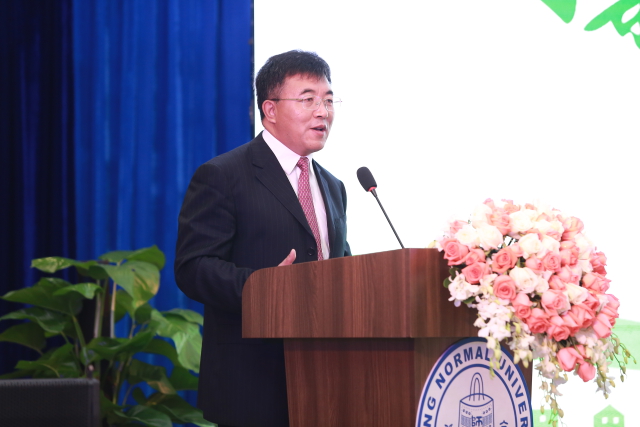 北京師范大學(xué)校長助理、未來教育學(xué)院院長鄭國民主持開幕式.jpg
