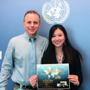 俞瑩蕾（右）在聯(lián)合國(guó)實(shí)習(xí)結(jié)束時(shí)與全球傳播事務(wù)部主管合影.jpg