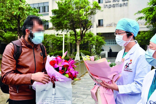 p23魏星（ 左） 治愈出院 攝影_ 王燕（新華社發(fā)）.jpg