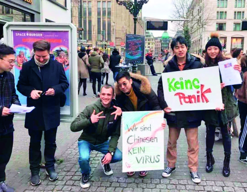 p15-22 月8 日，杜塞爾多夫中國學(xué)生學(xué)者聯(lián)合會(huì)組織北威州的同學(xué)走上杜塞爾多夫老城街頭，分發(fā)自制的德語版病毒科普知識宣傳單，反對歧視、傳播愛和正能量.jpg