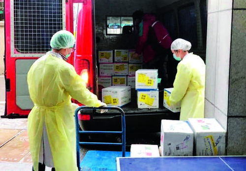 p11-2在瑞典的海外學子搬運準備發(fā)往國內(nèi)的抗疫捐助物資.jpg p11-2在瑞典的海外學子搬運準備發(fā)往國內(nèi)的抗疫捐助物資.jpg