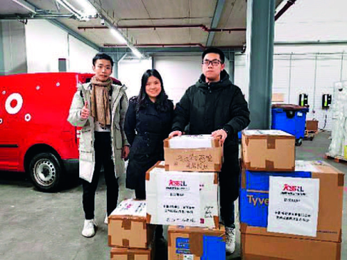 p11-3中國留荷學生學者聯(lián)合會籌集的第一 批301套防護服送達貨運倉庫.jpg p11-3中國留荷學生學者聯(lián)合會籌集的第一 批301套防護服送達貨運倉庫.jpg