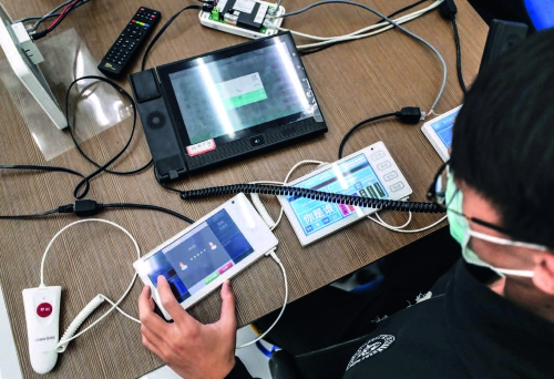 p50信息科技企業(yè)用一項(xiàng)項(xiàng)“黑科技”為一線醫(yī)療工作者構(gòu)筑起一條看不見(jiàn)的“智 慧防線”。圖為工作人員在調(diào)試護(hù)患對(duì)講系統(tǒng) 攝影_ 新華社記者 潘昱龍.jpg