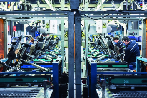 p49隨著疫情防治工作逐漸穩(wěn)定，國(guó)內(nèi)各地企業(yè)陸續(xù)復(fù)工，圖為復(fù)工后的北京北汽延鋒汽車(chē)部件有限公司工廠(chǎng)生產(chǎn)線(xiàn) 攝影_ 彭子洋（新華社發(fā)）.jpg