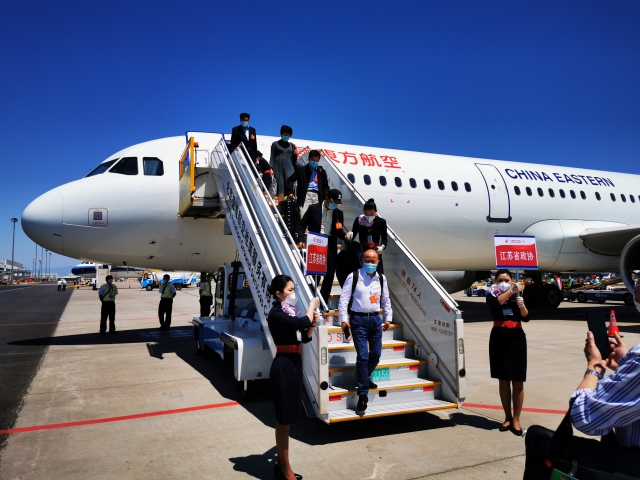 5月19日，江蘇省政協(xié)代表團(tuán)專(zhuān)機(jī)赴京。唐江澎委員攝 (2).jpg