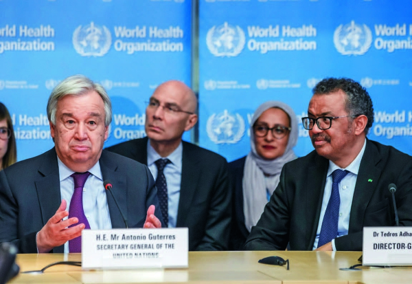 聯(lián)合國秘書長古特雷斯（左）2月24日在世界衛(wèi)生組織總部發(fā)表講話時表示，中國人民為防控疫情所做的巨大犧牲為全人類作出了貢獻　圖_新華社發(fā).jpg