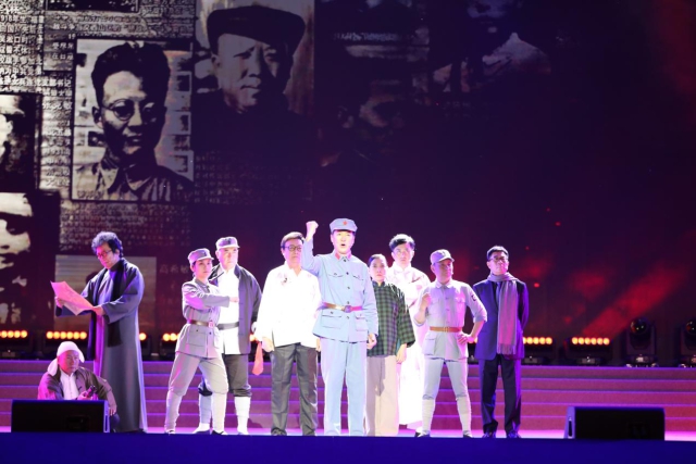 站在烈士們曾經(jīng)以鮮血和生命捍衛(wèi)的土地上，演員們飽含深情和感恩地再現(xiàn)了舞臺版的朗誦劇《呂梁英雄譜》，向先烈致敬，給后人啟迪。.jpg