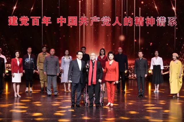 《詩意中國?紅色記憶》的壓軸節(jié)目是抗戰(zhàn)詩篇《我愛這土地》，但在今天賦予了新的意義，那就是共產(chǎn)黨人永遠(yuǎn)的初心。.jpg