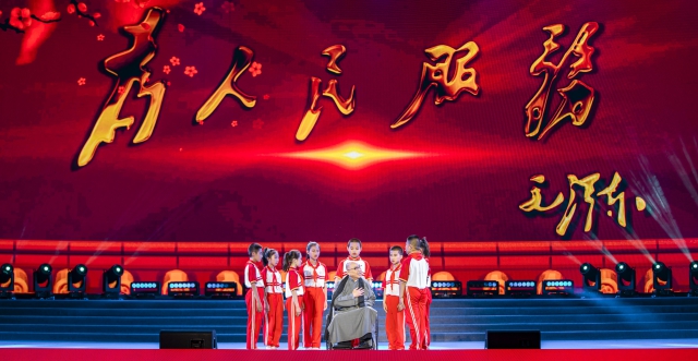 表演藝術(shù)家喬榛老師和興縣一二〇師學(xué)校的孩子們演繹《為人民服務(wù)的故事》，這個故事在短短2天內(nèi)，他不知道給孩子們講了多少遍了。.jpg