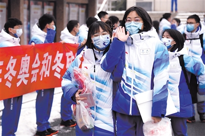1月23日，在北京交通大學(xué)，首批冬奧志愿者準(zhǔn)備出發(fā)。當(dāng)日，北京交通大學(xué)首批冬奧志愿者集結(jié)出發(fā)。據(jù)了解，首批80名師生志愿者將在國家體育館開展志愿服務(wù)工作。新華社記者 任超 攝.jpg