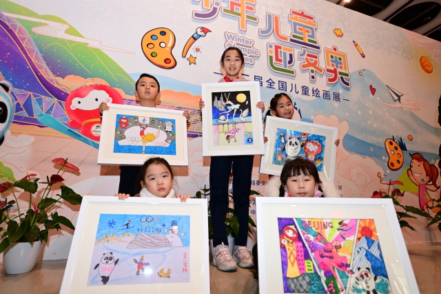少年兒童迎冬奧——第二屆全國兒童繪畫展”今天在中國婦女兒童博物館開幕。從2022幅作品中精心遴選出的300余幅代表作，分為“我的童年冬奧夢”“靈巧小手畫冬奧”“冰雪迎春喜洋洋”“攜手奮進(jìn)向未來”四個(gè)篇章進(jìn)行展示。2.jpg