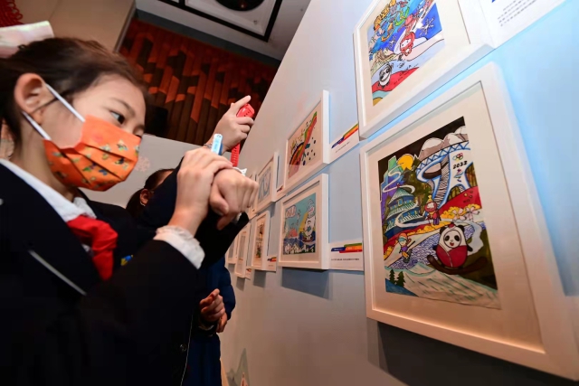 少年兒童迎冬奧——第二屆全國兒童繪畫展”今天在中國婦女兒童博物館開幕。從2022幅作品中精心遴選出的300余幅代表作，分為“我的童年冬奧夢”“靈巧小手畫冬奧”“冰雪迎春喜洋洋”“攜手奮進(jìn)向未來”四個(gè)篇章進(jìn)行展示。1.jpg