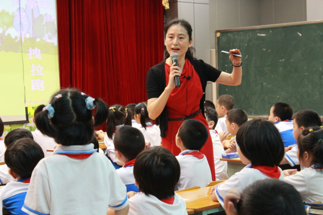 p50 圖1 學校教師在課堂上開展啟發(fā)式教學，與學生互動。吳春嬈 供圖.jpg