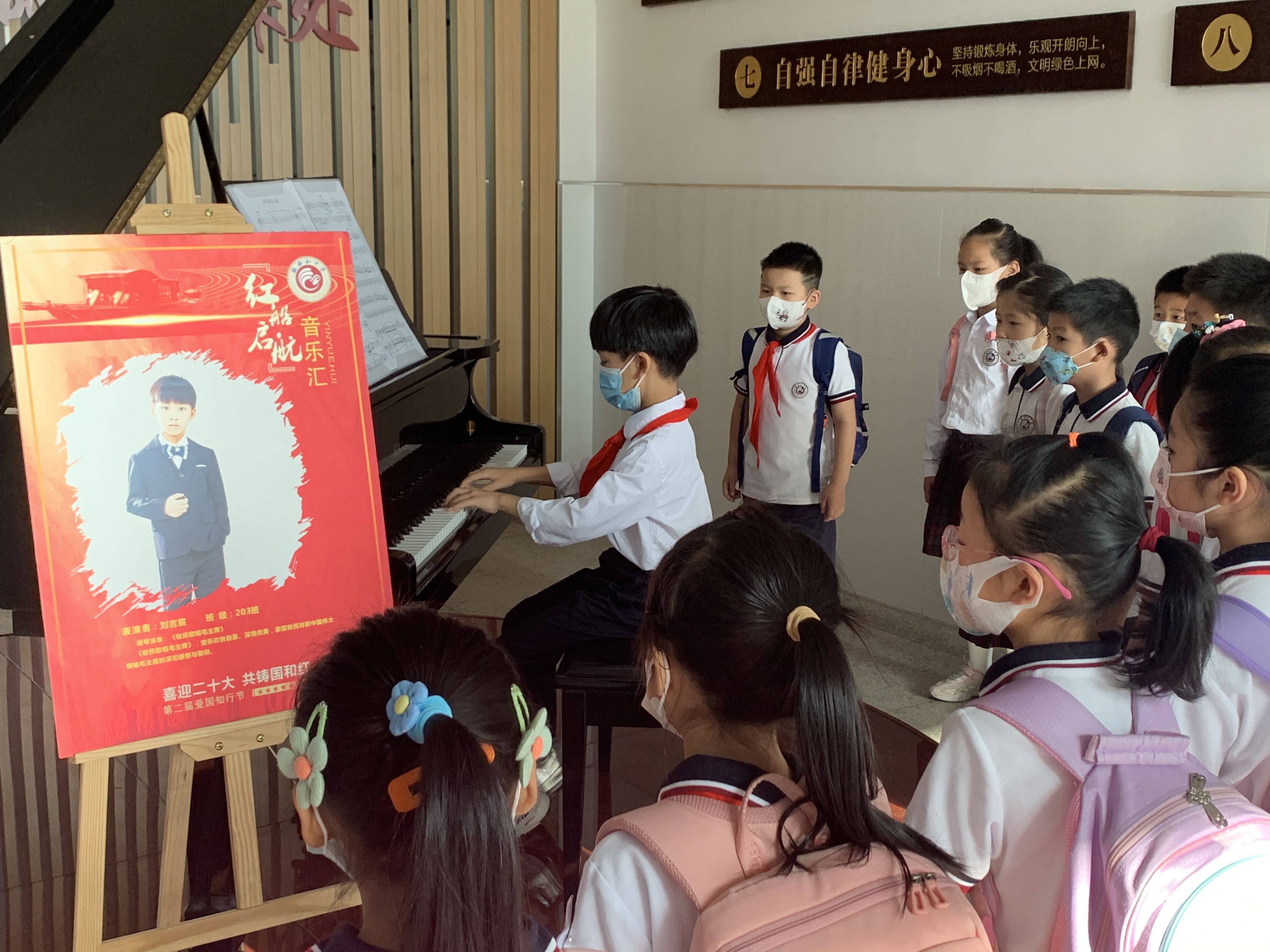 寧波北侖區(qū)顧國(guó)和中學(xué)學(xué)生在“紅船啟航音樂匯”演奏.jpg