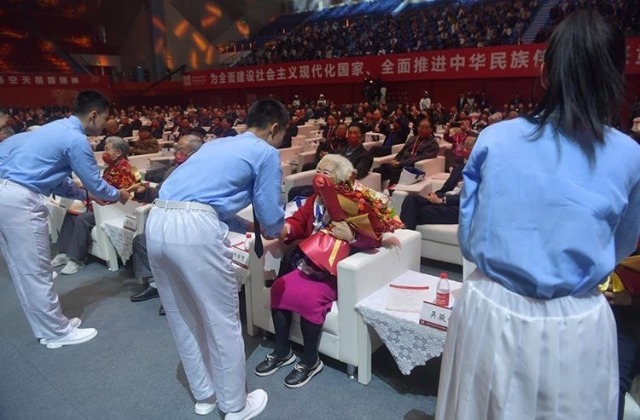 2022級(jí)學(xué)生代表向北航首屆學(xué)生、1952級(jí)校友代表獻(xiàn)花。學(xué)校供圖.jpg