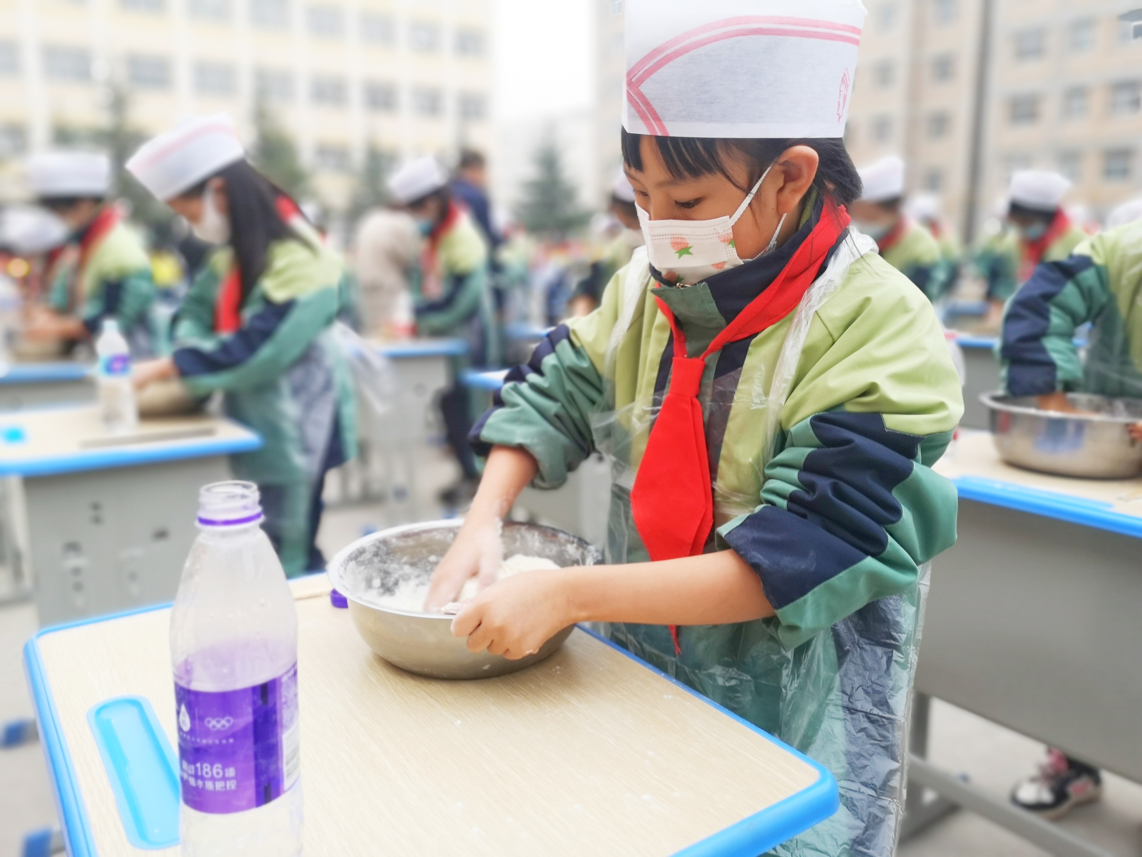 2022年11月8日，甘肅省華亭市實驗小學(xué)學(xué)生在勞動教育技能展示活動中比賽“和面”。.jpeg