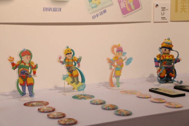 活動(dòng)現(xiàn)場(chǎng)展出的學(xué)生作品創(chuàng)意無限，精彩紛呈（鄭逸潔 攝） (6).jpg