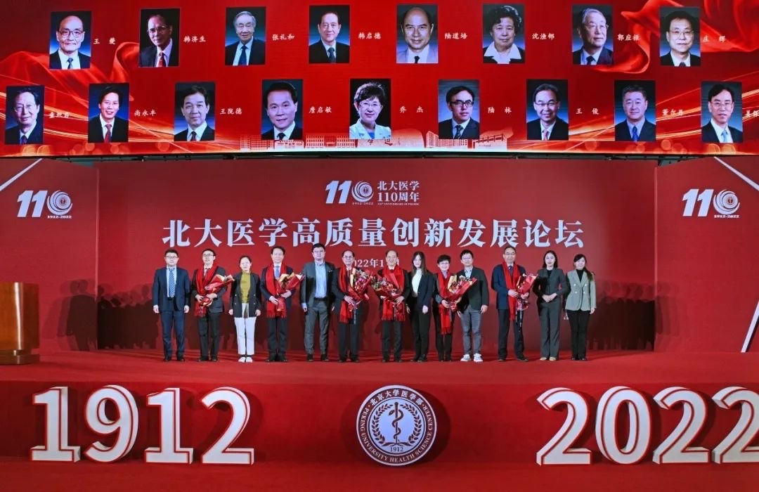向大先生代表獻花。學校供圖.jpg