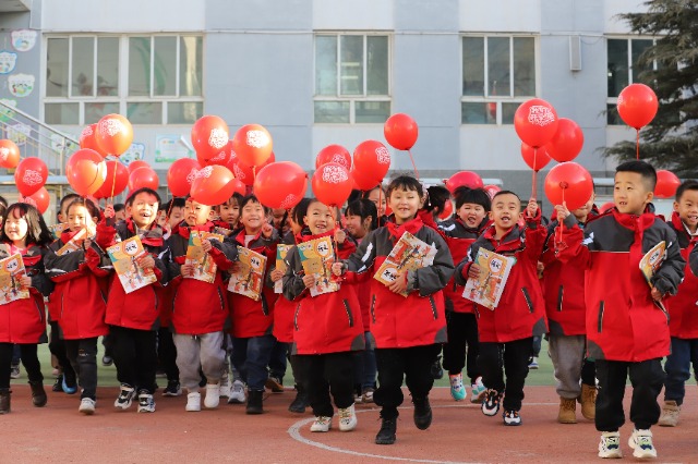 01——2月19日，甘肅省平?jīng)鍪嗅轻紖^(qū)西大街小學(xué)教育集團(tuán)，學(xué)生們領(lǐng)取到新課本后在校園里高興地奔跑。.JPG