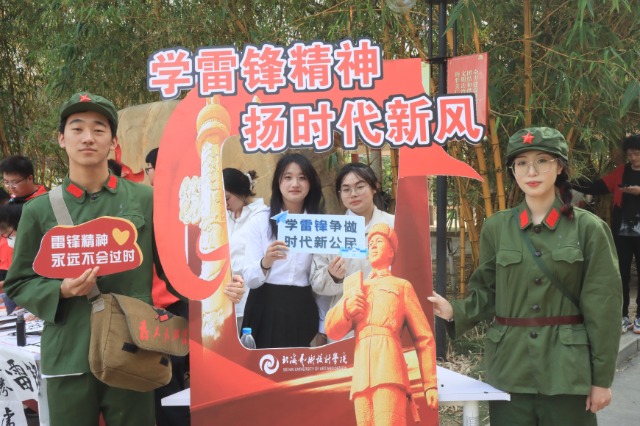 直播活動現(xiàn)場打卡拍照。北海藝術(shù)設(shè)計學院供圖.jpg