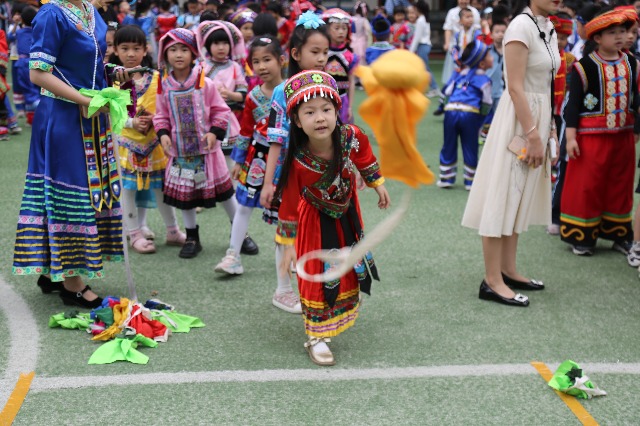 南寧市星湖小學一、二年級的學生開展了壯族競技項目“背簍繡球”.JPG