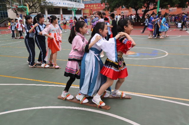 南寧市星湖小學的三、四年級學生開展了壯族競技項目“三人板鞋”.JPG