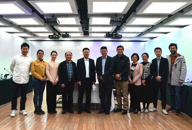 到場(chǎng)嘉賓合影。主辦方供圖。