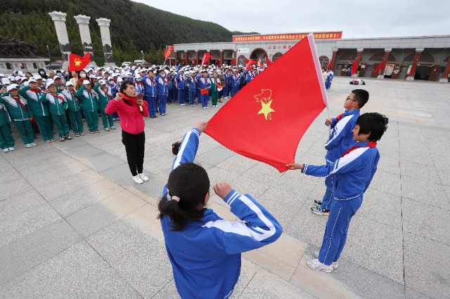 09——5月26日，甘肅省平?jīng)鍪嗅轻紖^(qū)西大街小學(xué)教育集團(tuán)在六盤山紅軍長(zhǎng)征紀(jì)念館舉行少先隊(duì)員入隊(duì)儀式。.JPG