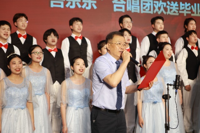 學(xué)校畢業(yè)典禮現(xiàn)場。張植攝.jpg