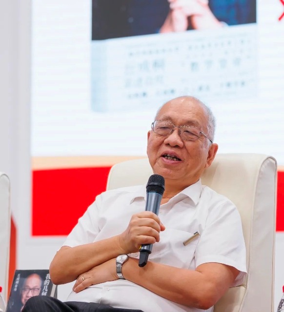 活動(dòng)中的丘成桐先生。學(xué)校供圖.jpg