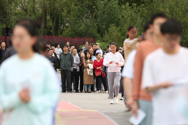 07——6月7日，在甘肅省平?jīng)鍪械谖逯袑W(xué)考點(diǎn)，家長們目送考生進(jìn)入考場(chǎng)。.JPG