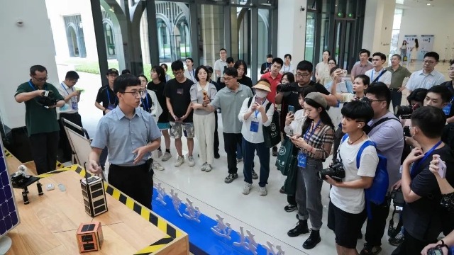 中山大學深圳校區(qū)航空航天學院教師介紹學生立方星項目。學校供圖.jpg
