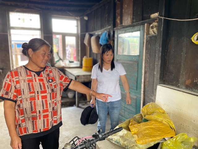沙河子鎮(zhèn)中心學校班主任高金秀（右一）在李夢瑤家中家訪。梁丹攝.jpg