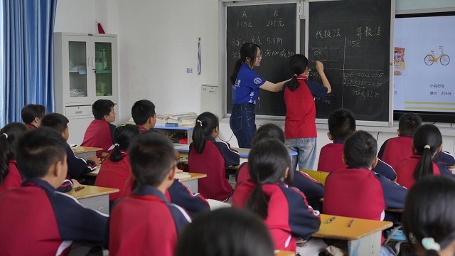 暑期實(shí)踐團(tuán)隊(duì)在當(dāng)?shù)剡M(jìn)行支教。學(xué)校供圖.jpg