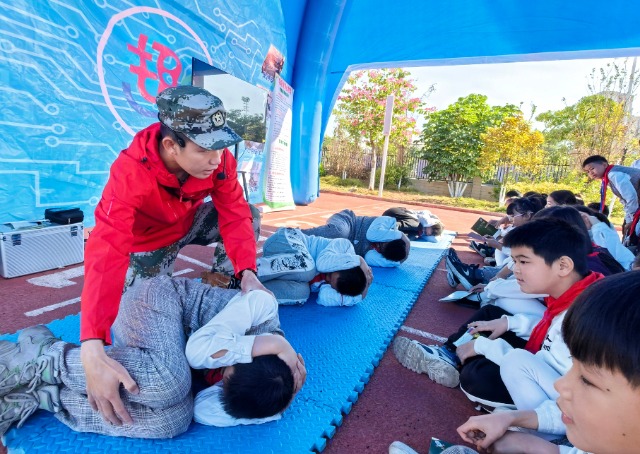 教官向?qū)W生傳授校園安全防踩踏知識(shí)。.jpg