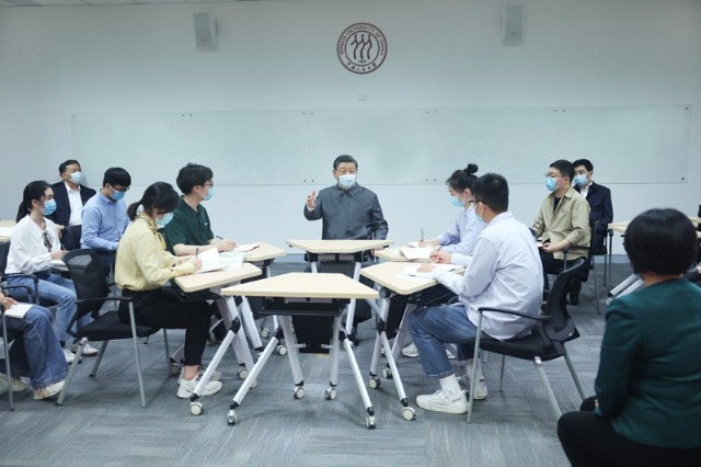2022年4月25日，習(xí)近平總書記來到中國人民大學(xué)考察調(diào)研。這是總書記在立德樓觀摩思政課智慧教室現(xiàn)場教學(xué)并參與討論。