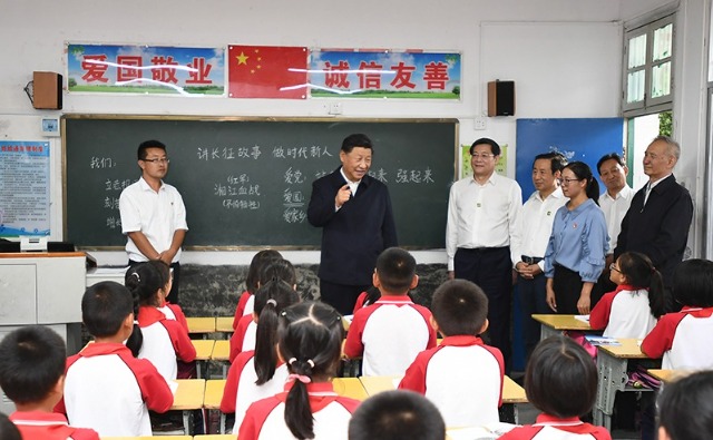2020年9月16日，習(xí)近平總書記在湖南省郴州市汝城縣文明瑤族鄉(xiāng)第一片小學(xué)，同正在上思政課的同學(xué)們親切交流。