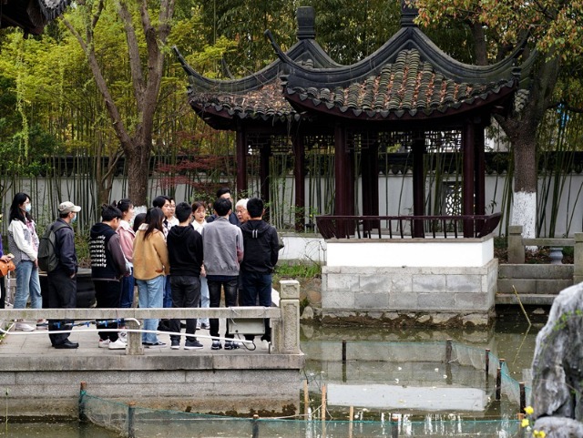 2021年3月30日，在上海交通大學(xué)南蘇園的“微型洱?！迸?，孔海南教授為學(xué)生們打造“沉浸式”思政課。