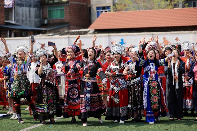 圖1：4月9日，在廣西柳州市融安縣實(shí)驗(yàn)小學(xué)校園，師生們?cè)谶M(jìn)行山歌對(duì)唱。（譚凱興 攝）.JPG