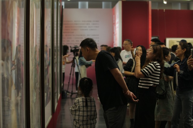 參觀者駐足欣賞中小學(xué)美術(shù)教師作品?；顒臃焦﹫D.jpg