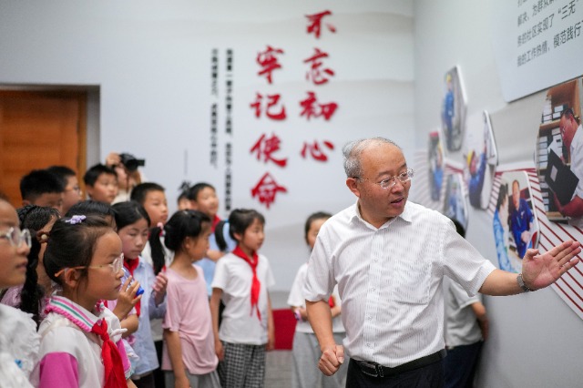 學(xué)生們與“時(shí)代楷?！卞X海軍互動(dòng) 慈溪市學(xué)生成長指導(dǎo)中心供圖.jpg