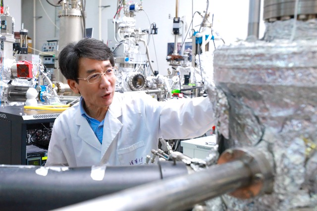 中國科學(xué)院院士、清華大學(xué)教授、南方科技大學(xué)校長薛其坤正在開展科學(xué)研究。（南方科技大學(xué)供圖）.jpg