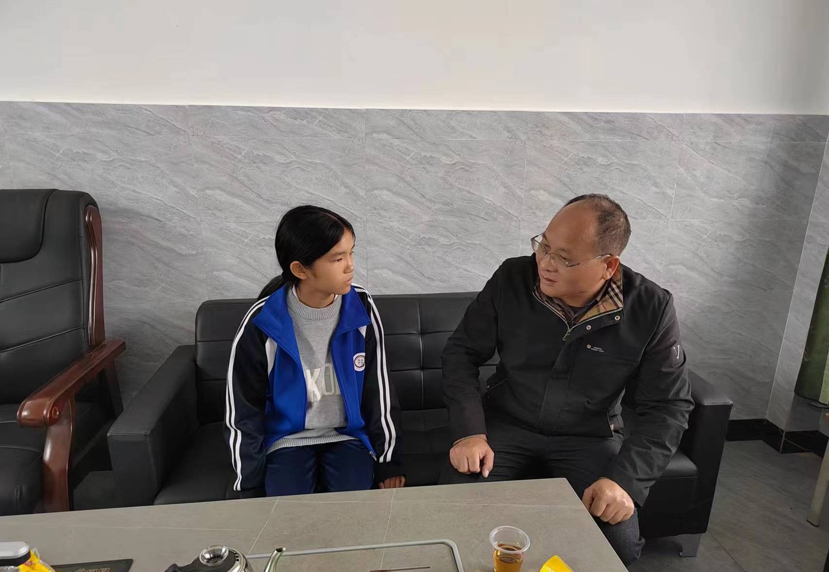 同脫貧戶學(xué)生談心，增強(qiáng)學(xué)生努力學(xué)習(xí)的信心.jpg