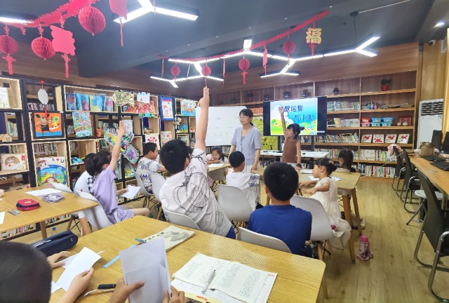 7月16日，姜堰區(qū)三水街道關(guān)工委陳莊社區(qū)校外輔導(dǎo)站開辦的《智慧運(yùn)算一一感受別樣的數(shù)學(xué)》得到孩子們的青睞。（拍攝者：泰州市姜堰區(qū)關(guān)工委 全玉英）.jpg