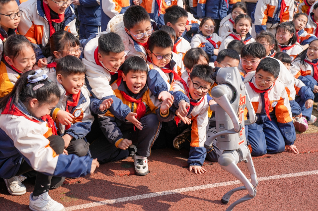 寧波余姚市姚江小學(xué)學(xué)生與機器狗互動 學(xué)校供圖.png