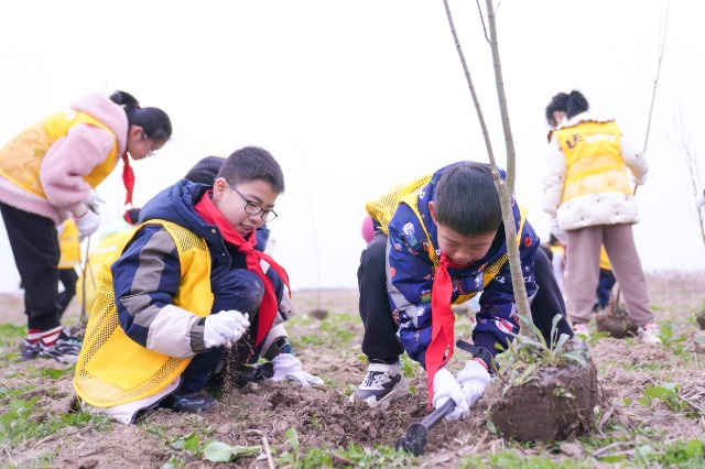 寧波慈溪學子在現(xiàn)代農(nóng)業(yè)生態(tài)產(chǎn)業(yè)園植樹 慈溪市學生成長指導(dǎo)中心供圖.jpg